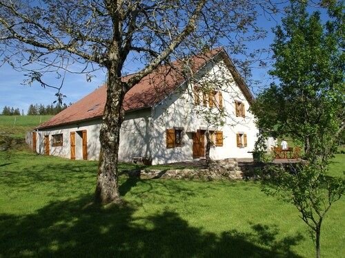 Spacious Holiday Home With Private Garden in Saint-bresson