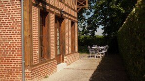 Unclassified image, 2 of 18, button - Stunning Coach House as Holiday Home With Large Enclosed Garden in Sentelie (Sentelie)