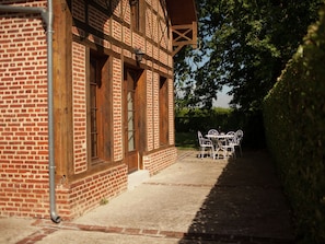 Unclassified image, 2 of 18, button - Stunning Coach House as Holiday Home With Large Enclosed Garden in Sentelie (Sentelie)