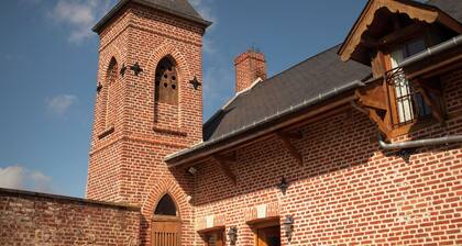Stunning Coach House as Holiday Home With Large Enclosed Garden in Sentelie