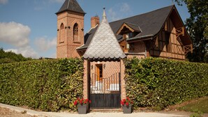 Unclassified image, 3 of 18, button - Stunning Coach House as Holiday Home With Large Enclosed Garden in Sentelie (Sentelie)