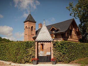 Exterior - Stunning Coach House as Holiday Home With Large Enclosed Garden in Sentelie (Sentelie)