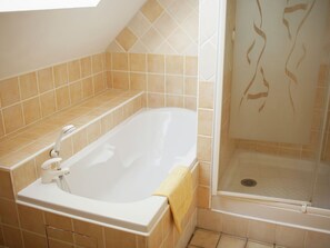 House | Bathroom | Combined shower/bathtub - Stunning Coach House as Holiday Home With Large Enclosed Garden in Sentelie (Sentelie)
