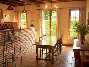 Dining - Stunning Coach House as Holiday Home With Large Enclosed Garden in Sentelie (Sentelie)
