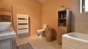 Casa | Baño | Tina y toallas 
