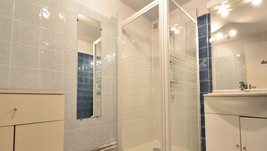 Unclassified image, 5 of 19, button - Cosy Holiday Home Full of Excursion Options Neart Saint-germain-de-champs (Saint-Germain-des-Champs)