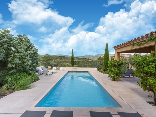 Villa in Malaucene With Mont Ventoux Views