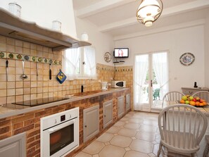 House | Private kitchen - Villa in Bagnols With Pool & Near Nature Parks (Bagnols-en-Foret)