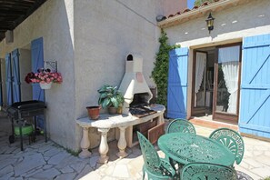 Balcony - Villa in Bagnols With Pool & Near Nature Parks (Bagnols-en-Foret)