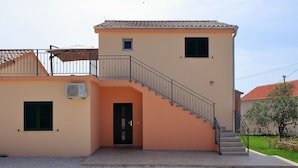 Reception - Newly Built Holiday Home in a Quiet Area, 2 Spacious sea View Terraces, Parking (Zadar)