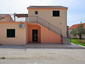 Reception - Newly Built Holiday Home in a Quiet Area, 2 Spacious sea View Terraces, Parking (Zadar)