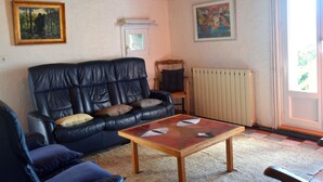 House | Living room | DVD player - Detached Holiday Home in a Beautiful Location, With Breathtaking View (Accons)
