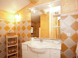 House | Bathroom | Shower - Beautiful Holiday Home in Barjols With Swimming Pool (Barjols)