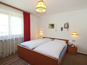 3 bedrooms, bed sheets