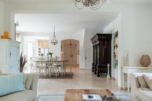 Villa | Dining - Villa in Gassin Near Saint Tropez Beaches (Gassin)