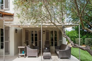 Villa | Balcony - Villa in Gassin Near Saint Tropez Beaches (Gassin)