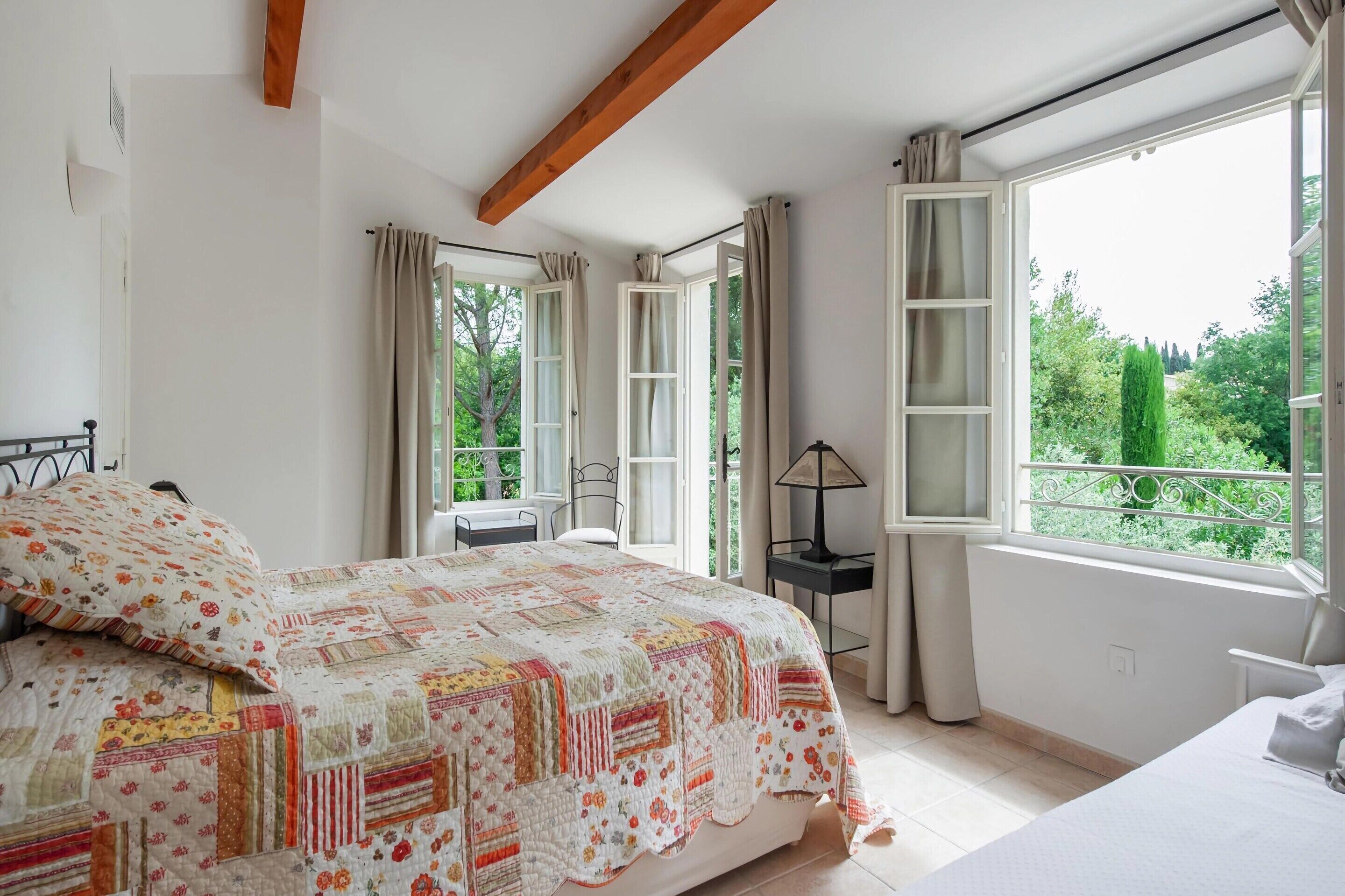 3 habitaciones, muebles diferentes y ropa de cama 