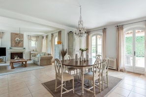 Villa | Dining - Villa in Gassin Near Saint Tropez Beaches (Gassin)