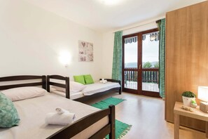 Apartment | 3 bedrooms, individually furnished, bed sheets - Apartment in Seline With Garden (Starigrad)