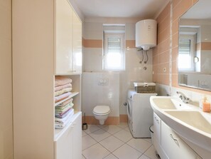 Apartment | Badezimmer | Dusche, Haartrockner, Handtücher