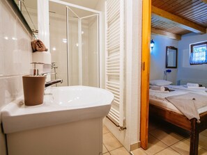 Villa | Badezimmer | Dusche, Handtücher