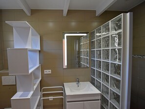 Villa | Bathroom - Villa in Callian With Heated Pool and Terrace (Callian)