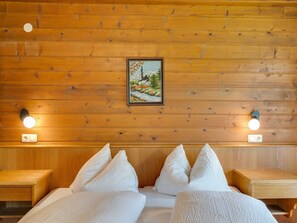 Apartment | 3 bedrooms, bed sheets