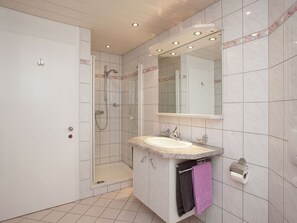Apartment | Bathroom | Shower, towels
