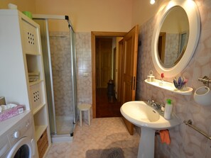 House | Bathroom - Rustic House in Mountain Surroundings and Views From a Lovely Garden (San Marcello Piteglio)