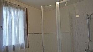 Villa | Bathroom | Combined shower/tub - Pleasing Villa in Callas With Swimming Pool (Callas)