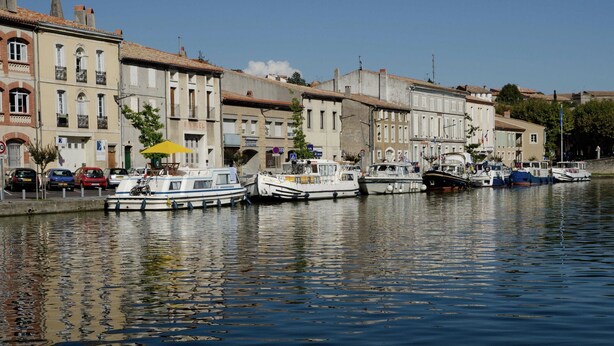 A canal with boats docked, buildings with balconies, and a clear sky. - Chalet With Garden in the Pyrenees (Roquefort-de-Sault)
