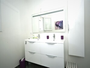Shower, towels - Modern Holiday Home With Private Swimming Pool, air Conditioning and Enclosed Garden (Piolenc)