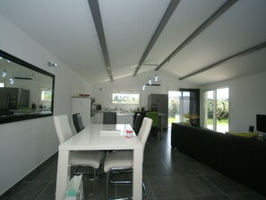 Dining - Modern Holiday Home With Private Swimming Pool, air Conditioning and Enclosed Garden (Piolenc)