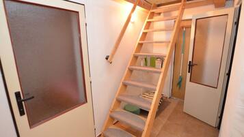 2 bedrooms, cribs/infant beds, bed sheets
