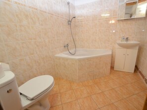 Bathtub, towels - Cozy Holiday Home in Radostná pod Kozákovem Near Forest (Radostná pod Kozákovem)