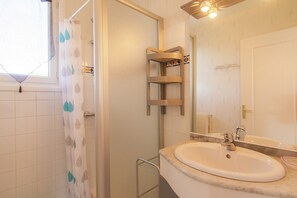 House | Bathroom - Cozy Garden Retreat Malemort (Malemort-sur-Correze)