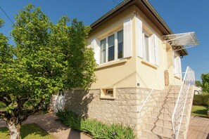 House | Exterior - Cozy Garden Retreat Malemort (Malemort-sur-Correze)