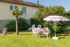 House | Outdoor dining - Cozy Garden Retreat Malemort (Malemort-sur-Correze)