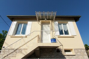 House | Exterior - Cozy Garden Retreat Malemort (Malemort-sur-Correze)