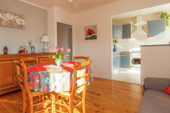 Dining - Cozy Garden Retreat Malemort (Malemort-sur-Correze)