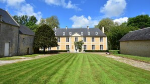 Ein großes, historisches Gebäude mit einer symmetrischen Fassade, zahlreichen Fenstern und einem zentralen Eingang.