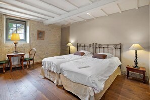 A bedroom with two beds, a desk, a chair, and a window. - Elegant Normandy Retreat (Ponts sur Seulles)