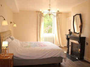 House | Room amenity - Elegant Family Home in Bouix (Bouix)