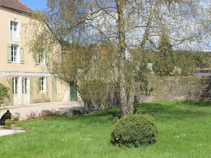 Garden - Elegant Family Home in Bouix (Bouix)