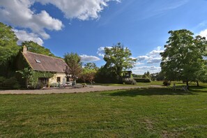 House | Exterior - Holiday Home in Le Chatelet With Pool (Le Châtelet)