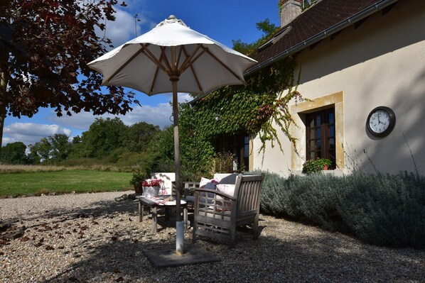 House | Balcony - Holiday Home in Le Chatelet With Pool (Le Châtelet)