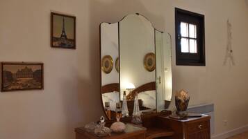 House | 2 bedrooms, individually furnished, iron/ironing board, bed sheets