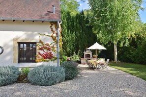 Exterior - Holiday Home in Le Chatelet With Pool (Le Châtelet)