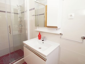 House | Bathroom | Shower, hair dryer, towels