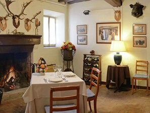 House | Dining - Apartment in a 19th Century Building, in the Hills With Stunning Views, Wifi (Viano)